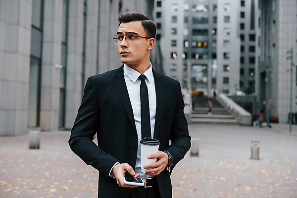 포토 JPG 해외이미지 응시 남자 안경 한명 들기 정장 상반신 성인 옆모습 스마트폰 도시 직장인 비즈니스맨 스마트 테이크아웃컵 성인남자한명만 해외포토 직업 1 시선 잡화 옷 뷰포인트 컨셉 비즈니스 모션 사람 컵 핸드폰 스마트기기 남자한명만 성인남자만 파일형식