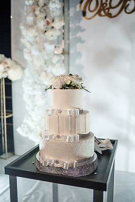 포토 JPG 해외이미지 꽃 리본 결혼식 사람없음 장식 축하 웨딩케이크 흰배경 케이크스탠드 해외202309 해외포토 식물 결혼 백그라운드 컨셉 케이크 흰색 받침대 파일형식