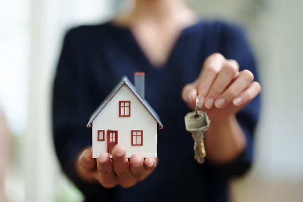 포토 JPG 해외이미지 여자 비즈니스 열쇠 부동산 주택 한명 들기 상반신 성인 앞모습 모형 거래 중개인 성인여자한명만 해외202309 해외포토 직업 1 뷰포인트 모션 사람 건물 재산 여자한명만 성인여자만 파일형식