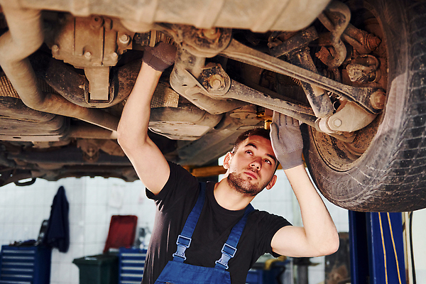 포토 JPG 해외이미지 남자 자동차 한명 상반신 성인 앞모습 기계 작업 기술자 수리 고장 열정 정비공 교체 자동차정비 정비소 성인남자한명만 해외202309 해외포토 직업 1 감정 육상교통 뷰포인트 사람 남자한명만 성인남자만 파일형식