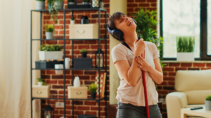포토 JPG 해외이미지 백인 여자 행복 화초 노래 창문 책장 한명 웃음 성인 소파 춤 청소 대걸레 성인여자한명만 해외202309 해외포토 서양인 식물 1 감정 음악 가구 의자 문화예술 표정 사람 청소도구 여자한명만 성인여자만 파일형식
