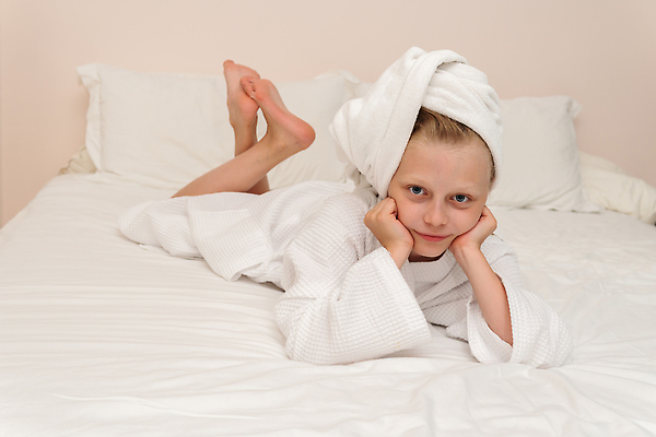 포토 JPG 해외이미지 백인 라이프스타일 여자 행복 커피 어린이 백그라운드 생각 호텔 아침 수영장 건강 한명 미소 사람 수건 뷰티 머리 유행 스파 목욕 욕실 흰색 침대 아기 목욕가운 개울 피부 해적 돌봄 샤워실 위생관리 스타일 카피스페이스 안락 해외202309 해외포토 주간 서양인 1 감정 음료 컬러 가구 컨셉 모션 숙소 표정 관리 생활 신체부위 강 위생용품 청결 공백 가운 도둑 샤워시설 파일형식