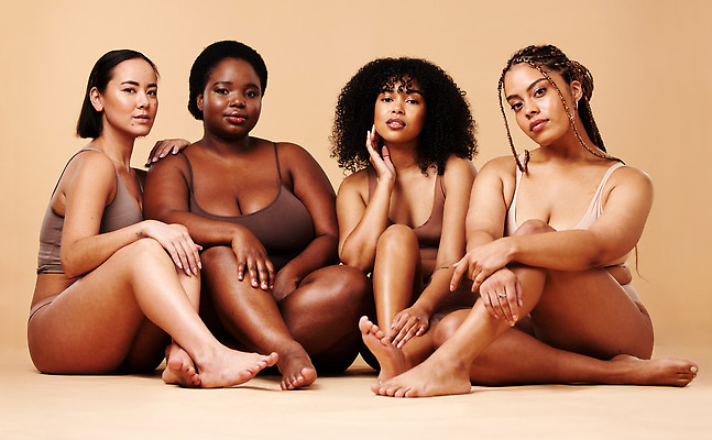 포토 JPG 해외이미지 전신 여자 흑인 함께함 앉기 여러명 성인 앞모습 옆모습 뷰티 턱괴기 우정 피부관리 다인종 황인 성인여자만 바디포지티브 해외202309 해외포토 서양인 뷰포인트 다수 컨셉 모션 사람 인종 친구 유행 여자만 성인만 파일형식