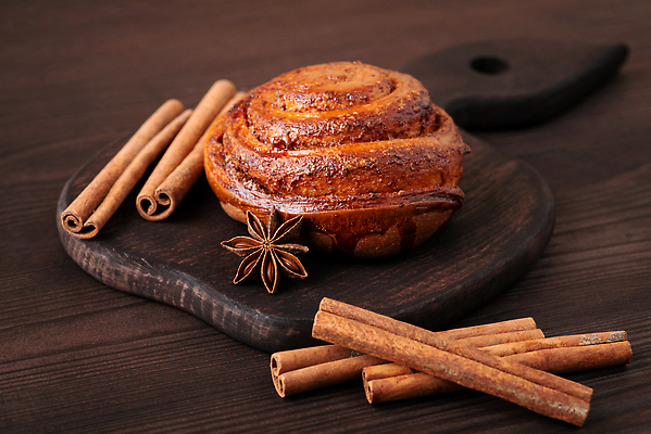 포토 JPG 해외이미지 전통 별 음식 백그라운드 탁자 디저트 도마 나선형 사람없음 목재 갈색 케이크 빵집 소용돌이 껍질 시골 막대기 황금 닫기 달콤 맛 설탕 굽기 먹기 롤 고립 번 시나몬 페스츄리 핸드메이드 카피스페이스 해외202309 해외포토 자연요소 나무 빵 컬러 가구 컨셉 무늬 재료 모션 주방용품 상점 공백 회오리 구이 파일형식