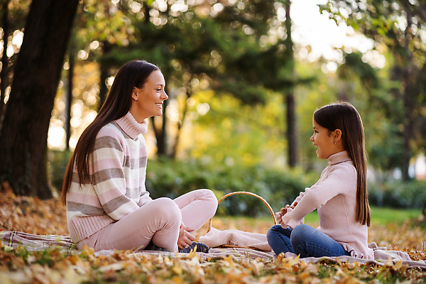 포토 JPG 해외이미지 라이프스타일 응시 계절 공원 딸 행복 어린이 잎 장난 가족 자연 놀이 엄마 갈색머리 함께함 대화 사랑 설명 앉기 성인 야외 두명 햇빛 뷰티 소풍 기쁨 듣기 육아 해외202309 해외포토 식물 헤어스타일 시선 공공시설 감정 컨셉 관계 모션 말하기 사람 생활 태양 야외활동 생태계 파일형식