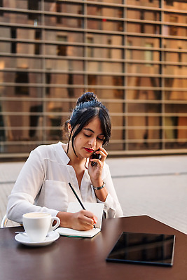 포토 JPG 해외이미지 직업 1 라이프스타일 여자 커피 비즈니스 사업가 통신 모바일 설계 대화 한명 사람 앉기 세로 30대 스마트폰 사무실 알약 상점 디지털 공책 기록 도시 작업 종업원 전화기 히스패닉 경영 카피스페이스 해외202309 해외포토 음료 컨셉 모션 문구용품 말하기 생활 장년 핸드폰 스마트기기 약 공백 파일형식