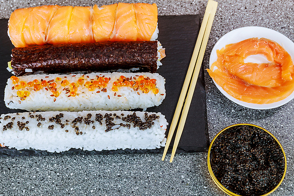 포토 JPG 해외이미지 접시 음식 젓가락 밥 오이 어류 요리 동양인 사람없음 초록색 일본 요리사 검은색 식사 초밥 회 흰색 신선 해조류 맛 두루마리 고추냉이 참치 먹기 장어 해산물 날것 연어 성분 생강 아보카도 점심식사 고립 대두 일본음식 맛있는 해외202309 해외포토 직업 식기 아시아 컬러 컨셉 채소 과일 모션 수저 인종 수중동물 양념 해양식물 파일형식