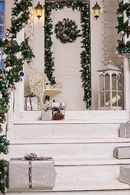 포토 JPG 해외이미지 외관 계절 행복 크리스마스 겨울 의자 창문 유리 휴가 새해 주택 선물 사람없음 야외 건물 목재 장식 초록색 상자 뷰티 문 계단 축제 화환 추위 흰색 등불 축하 기둥 소나무 12월 연도 복고 서리 장면 풍선 리빙 철책 해외202309 해외포토 나무 건축물 기념일 건축 꽃 감정 컬러 가구 컨셉 재료 재질 조명 날짜 파일형식