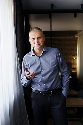 포토 JPG 해외이미지 백인 직업 1 손 비즈니스 사업가 성공 손바닥 한명 서기 미소 사람 정장 성인 세로 학습 우주 믿음 교사 흰색 업무 비즈니스맨 오픈 발표 중세 고급 사인 주기 긍정 쇼 환영 보여주기 제의 해외202309 해외포토 서양인 옷 교육 남자 감정 컬러 컨셉 모션 표정 신체부위 작업 직장인 역사 파일형식