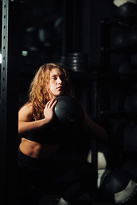 포토 JPG 해외이미지 백인 여자 무기 스포츠 포즈 신체 근육 운동선수 건강 한명 성인 운동복 운동 뷰티 힘 기차 에너지 도전 마음 널 보디빌딩 연습 클럽 체육관 팔 힘찬 해외202309 해외포토 서양인 1 옷 육상교통 컨셉 대중교통 사람 신체부위 헬스 파일형식