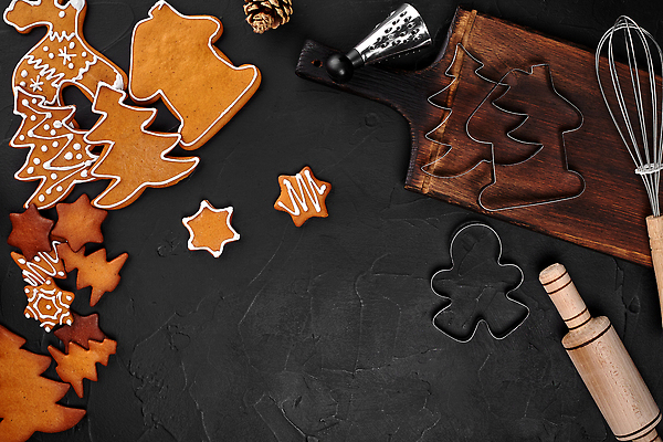 포토 JPG 해외이미지 크리스마스 사람없음 하이앵글 거품기 쿠키틀 나무도마 반죽밀대 진저맨 커터 진저쿠키 카피스페이스 해외202309 해외포토 기념일 뷰포인트 주방용품 도마 목재 쿠키 공백 밀대 제빵도구 파일형식