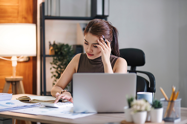 포토 JPG 해외이미지 여자 회사 스트레스 한명 동양인 상반신 성인 앞모습 노트북 사무실 볼펜 잡기 업무 비즈니스우먼 고민 성인여자한명만 해외202309 해외포토 1 감정 뷰포인트 비즈니스 모션 사람 인종 전자제품 펜 작업 직장인 여자한명만 성인여자만 파일형식