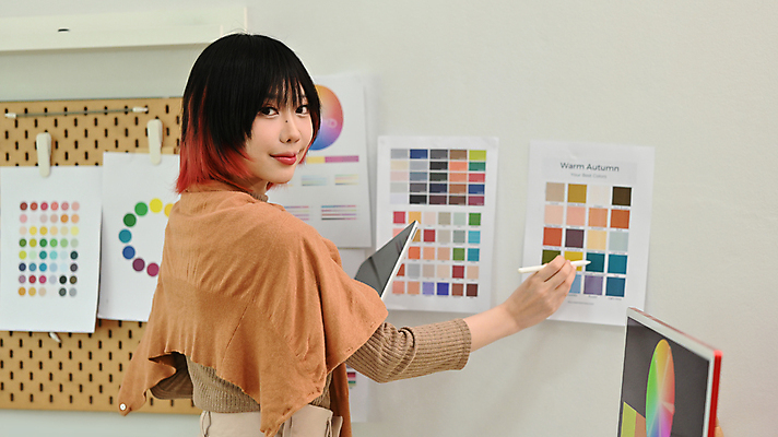 포토 JPG 해외이미지 디자인 응시 여자 종이 컬러 비즈니스 설계 한명 상반신 성인 태블릿 모니터 계획 디자이너 UI 성인여자한명만 해외202309 해외포토 직업 1 시선 컨셉 사람 전자제품 스마트기기 컴퓨터 여자한명만 성인여자만 파일형식