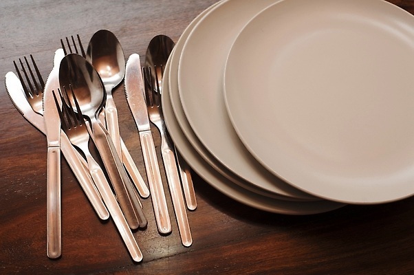 포토 JPG 해외이미지 그릇 식기 접시 포크 사람없음 쌓기 요식업 숟가락 기구 칼 닫기 은색 먹기 서빙 해외202309 해외포토 산업 컬러 모션 수저 파일형식