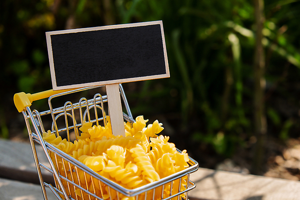 JPG 해외이미지 음식 사람없음 쇼핑카 상승 미니칠판 파스타면 폭등 초록배경 비용 해외202310 해외포토 포토 백그라운드 컨셉 파스타 초록색 경제 쇼핑 칠판 카트 면류 파일형식
