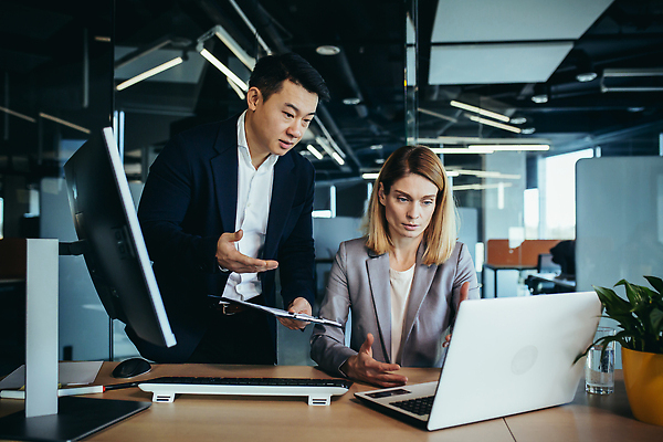 포토 JPG 해외이미지 여자 남자 화초 회사 창문 함께함 대화 들기 정장 손짓 상반신 성인 두명 앞모습 노트북 모니터 키보드 마우스 비즈니스맨 비즈니스우먼 동료 서류판 성인만 해외202309 해외포토 식물 옷 뷰포인트 컨셉 비즈니스 관계 모션 말하기 사람 전자제품 컴퓨터 컴퓨터용품 사무용품 직장인 파일형식