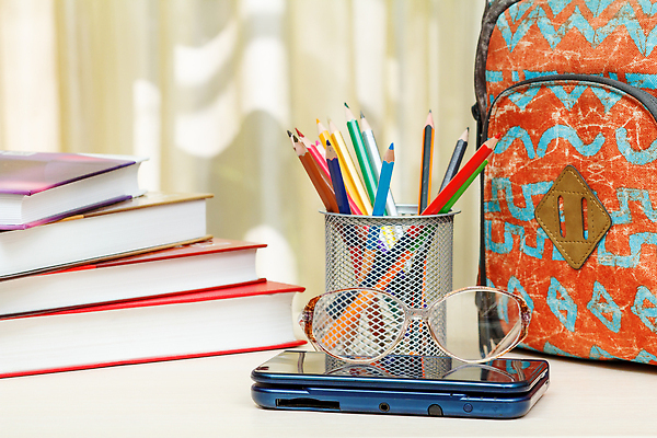 포토 JPG 해외이미지 안경 가방 배낭 문구용품 색연필 사람없음 책 스터디 연필 펜 전자책 오브젝트 연필꽂이 해외202309 해외포토 잡화 학용품 학습 필기구 파일형식