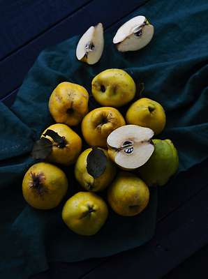 포토 JPG 해외이미지 나무 음료 음식 조각 백그라운드 과일 건강 씨앗 사람없음 목재 빨간색 초록색 검은색 어둠 주스 젖음 직물 원형 달콤 자르기 향기 엽서 캔버스 내추럴 보충 거짓말 깨짐 채식주의자 타르트 해외202309 해외포토 도형 식물 빵 컬러 컨셉 재료 모션 맛 편지 채식 냄새 파이_빵 파일형식