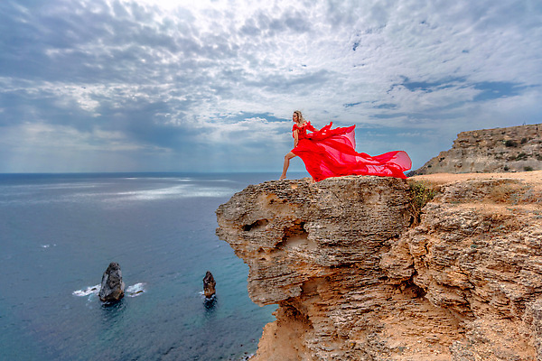 포토 JPG 해외이미지 전신 백인 모델 드레스 옷 여자 행복 물결 바다 여행 컨셉 자연 하늘 날리기 바람 한명 서기 사람 야외 빨간색 물 여름 태양 뷰티 유행 자유 직물 가운 화려 우아함 떨어짐 실크 꼬리 무료 해외202309 해외포토 자연요소 서양인 1 계절 감정 컬러 모션 날씨 생태계 파일형식