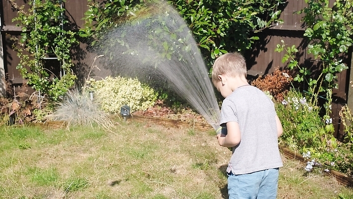 포토 JPG 해외이미지 나무 식물 라이프스타일 손 행복 실루엣 어린이 컨셉 가족 모션 자연 놀이 엄마 주택 사랑 한명 사람 소년 잔디 야외 초록색 물 태양 정원 봄 젖음 캔 농부 분무기 호스 걸음마 돌봄 밭일 스프링쿨러 스플래쉬 해외202309 해외포토 자연요소 직업 1 계절 남자 감정 컬러 관계 촬영기법 건물 생활 신체부위 생태계 파일형식