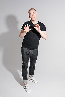 포토 JPG 해외이미지 전신 백인 직업 라이프스타일 옷 남자 포즈 백그라운드 운동화 바지 발 실내 한명 서기 사람 성인 내부 빛 방 회색 무대 고립 혼자 비어있는 해외202309 해외포토 서양인 1 컬러 신발 모션 하의 생활 신체부위 파일형식