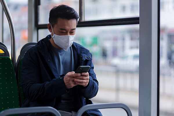 포토 JPG 해외이미지 남자 버스 한명 들기 앉기 동양인 상반신 성인 야외 스마트폰 비즈니스맨 출장 마스크착용 성인남자한명만 해외202309 해외포토 1 육상교통 비즈니스 모션 대중교통 마스크 사람 인종 핸드폰 스마트기기 직장인 사회이슈 남자한명만 성인남자만 파일형식
