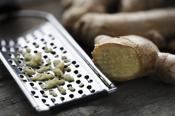 포토 JPG 해외이미지 음식 조각 다이어트 재료 건강 요리 사람없음 목재 신선 양념 맛 향신료 유기농 날것 슬라이스 뿌리 생강 내추럴 다진 무생채 해외202309 해외포토 나무 웰빙 컨셉 채소 향미료 파일형식