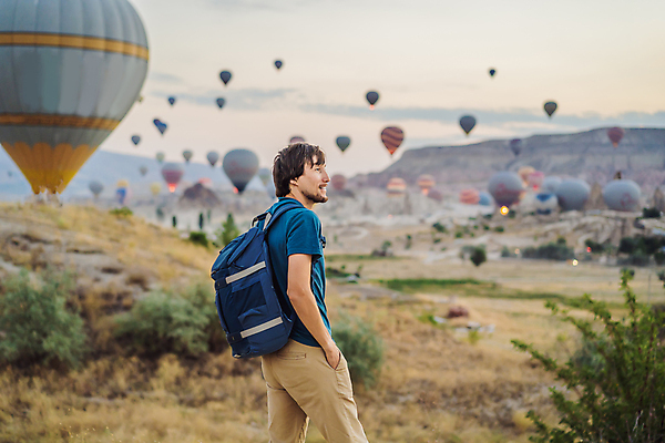 포토 JPG 해외이미지 남자 여행 하늘 한명 성인 야외 옆모습 아웃포커스 로맨틱 열기구 성인남자한명만 튀르키예 해외202309 해외포토 1 아시아 뷰포인트 컨셉 항공교통 촬영기법 사람 남자한명만 성인남자만 파일형식