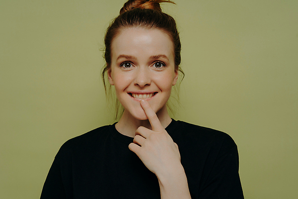 포토 JPG 해외이미지 백인 라이프스타일 응시 옷 여자 행복 유럽 얼굴 벽 포즈 백그라운드 실내 한명 미소 사람 10대 청춘 뷰티 유행 귀여움 기쁨 달콤 입술 만족 호기심 긍정 생강 빨간머리 내추럴 고립 관심 배려 스타일 해외202309 해외포토 서양인 1 헤어스타일 시선 감정 나라 컨셉 채소 청소년 표정 내부 생활 신체부위 맛 파일형식