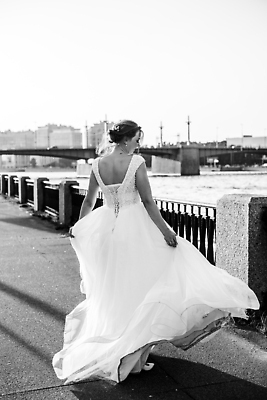 포토 JPG 해외이미지 나무 모델 1 손 커플 드레스 공원 여자 꽃 행복 얼굴 꽃다발 결혼 백그라운드 자연 결혼식 친절 사랑 한명 사람 이벤트 야외 태양 뷰티 유행 기쁨 낭만 수확 흰색 축하 춤 아내 우아함 해외202309 해외포토 자연요소 식물 옷 공공시설 감정 컬러 컨셉 농업 관계 문화예술 신체부위 생태계 파일형식