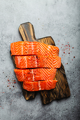 포토 JPG 해외이미지 사람없음 하이앵글 나무도마 연어요리 해외202309 해외포토 음식 뷰포인트 도마 목재 연어 파일형식