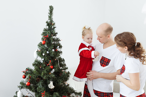 포토 JPG 해외이미지 전신 백인 여자 남자 크리스마스 가족 안기 휴가 상반신 성인 앞모습 옆모습 세명 크리스마스트리 아기 해외202309 해외포토 서양인 기념일 뷰포인트 관계 모션 사람 파일형식