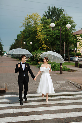 포토 JPG 해외이미지 전신 식물 공원 여자 남자 행복 웨딩드레스 결혼 우산 신혼부부 전등 들기 정장 성인 두명 앞모습 마주보기 걷기 손잡기 기쁨 비 횡단보도 성인만 해외202309 해외포토 자연요소 부부 드레스 옷 공공시설 감정 뷰포인트 모션 날씨 조명 사람 이벤트 보행로 신혼 파일형식