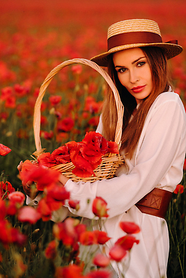 포토 JPG 해외이미지 여자 백그라운드 꽃밭 한명 들기 상반신 성인 옆모습 빨간색 바구니 화려 양귀비 성인여자한명만 해외202309 해외포토 1 꽃 뷰포인트 컬러 컨셉 모션 사람 여자한명만 성인여자만 파일형식