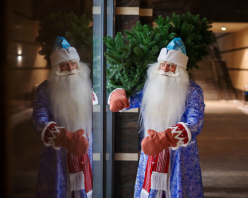 포토 JPG 해외이미지 나무 모자 전통 계절 감정 크리스마스 겨울 가족 휴가 새로움 새해 기념 종류 한명 야외 목재 장식 초록색 산타클로스 농장 세일 상점 축제 소나무 바늘 시장 선택 구매 야간 12월 연도 심볼 배송 무역 상록수 침엽수 마법 전나무 공평 러시아인 인공 크리스마스이브 클라우스 해외202309 해외포토 자연요소 서양인 식물 1 잡화 기념일 산업 컬러 컨셉 농업 재료 관계 사람 쇼핑 도구 날짜 파일형식