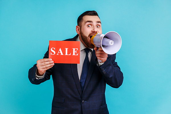 포토 JPG 해외이미지 알파벳 남자 한명 들기 상반신 성인 앞모습 파란색 세일 확성기 팻말 절약 성인남자한명만 해외202309 해외포토 1 영어 뷰포인트 컬러 컨셉 모션 프레임 사람 남자한명만 성인남자만 파일형식