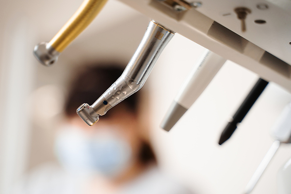 포토 JPG 해외이미지 건강 치과 병원 사람없음 세트 약 금속 거울 장비 환자 흰색 기구 공구 입 고리 치아 치과의사 핀셋 외과 송곳니 돌봄 송곳 위생관리 철강 치아교정 치통 해외202309 해외포토 컬러 의학 모션 재질 관리 신체부위 의사 도구 소화기관 질병 교정 파일형식