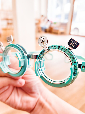 포토 JPG 해외이미지 직업 라이프스타일 안경 백그라운드 컨셉 의료기기 고글 건강 병원 사람없음 약 건강관리 장비 시험 환자 의사 기구 공구 측정 오브젝트 시력 비전 안과 시력검사 돌봄 광학 검안사 해외202309 해외포토 잡화 교육 의학 모션 관리 생활 의료진 도구 검사_조사 파일형식 안경사