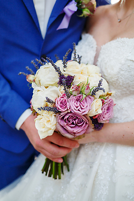 포토 JPG 해외이미지 여자 남자 부케 웨딩드레스 결혼식 들기 정장 상반신 성인 두명 앞모습 신랑신부 성인만 해외202309 해외포토 드레스 옷 신부_웨딩 뷰포인트 꽃다발 신랑 결혼 모션 사람 파일형식