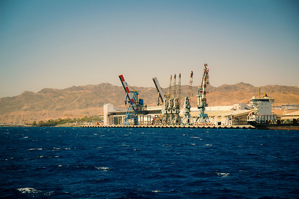 포토 JPG 해외이미지 산업 바다 여행 요트 비즈니스 건축양식 교통시설 항해 풍경 사람없음 건물 빨간색 물 경제 파란색 탑 항구 장비 화물 만 보트 상품 크루즈 컨테이너 기중기 무역 상업 장면 포트 로딩 수입 이스라엘 해외202309 해외포토 자연요소 건축물 건축 컬러 교통 배_교통 운송업 중장비 시설 서아시아 파일형식
