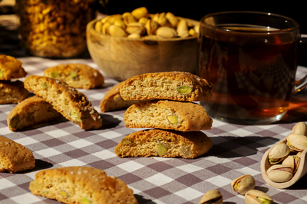 포토 JPG 해외이미지 단면 잔 바닥 사람없음 쌓기 쿠키 체크무늬 주걱 나무그릇 피스타치오 홈메이드 비스코티 비건 해외202309 해외포토 그릇 식기 빵 무늬 모션 주방용품 디저트 목재 견과류 만들기 채식주의자 파일형식