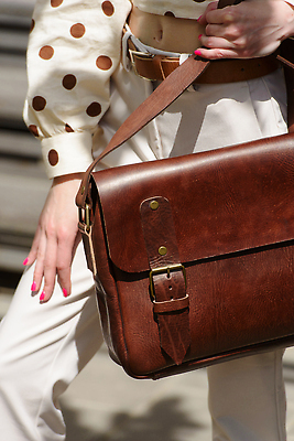 포토 JPG 해외이미지 모델 학생 디자인 교육 백그라운드 서류가방 가방 비즈니스 바지 배낭 학교 거리 손잡이 사람없음 갈색 유행 여행가방 물방울무늬 핸드백 수확 짐 업무 클래식 우아함 가죽 싱글 블라우스 복고 잠금 경영 수하물 스트랩 옛날 울퉁불퉁 스타일 해외202309 해외포토 잡화 컬러 컨셉 상의 무늬 농업 하의 작업 보안 파일형식