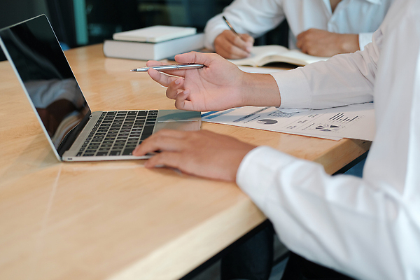 포토 JPG 해외이미지 직업 회사 비즈니스 통계 아이디어 사람 두명 금융 컴퓨터 사무실 자료 공연 계산기 비즈니스맨 상담원 토론 분석 보고서 상담 경영자 문서 투자 수익 시트 리뷰 예산 투자자 프로젝트 해외202309 해외포토 남자 컨셉 문구용품 이벤트 경제 전자제품 장비 직장인 사무원 리더 파일형식