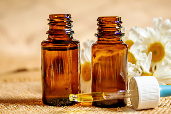 포토 JPG 해외이미지 근접촬영 사람없음 아웃포커스 오일 아로마테라피 내추럴 에센스 오일병 캐모마일 해외202309 해외포토 꽃 음식 뷰포인트 촬영기법 화장품 허브 테라피 파일형식