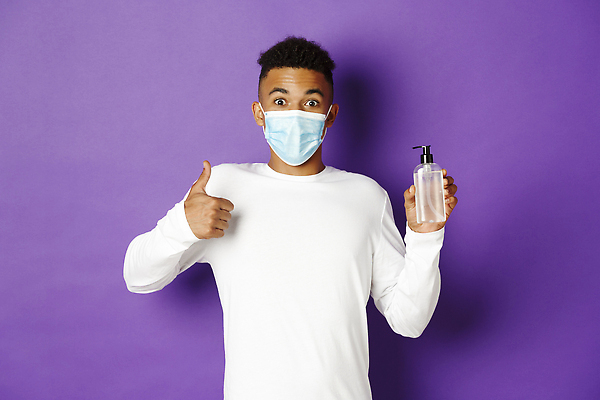 포토 JPG 해외이미지 모델 학생 라이프스타일 헤어스타일 응시 남자 감정 얼굴 흑인 백그라운드 실내 건강 한명 사람 성인 뷰티 보라색 검은색 최고 자신감 바이러스 시원함 종업원 만족 추천 동의 승인 칭찬 코로나바이러스 사회적거리두기 해외202309 해외포토 서양인 직업 1 시선 캠페인 컬러 내부 생활 신체부위 파일형식