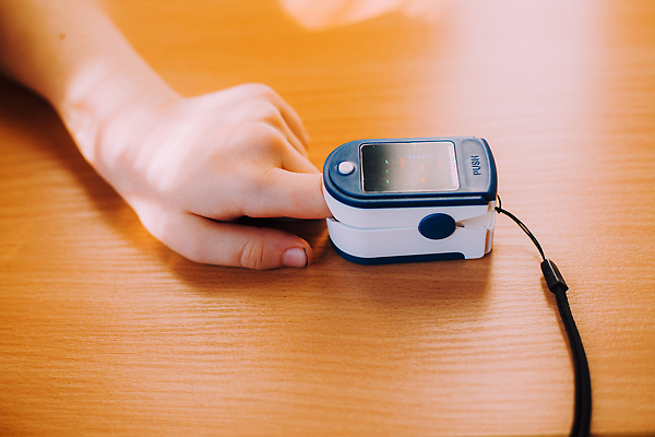 포토 JPG 해외이미지 라이프스타일 손 남자 거실 손가락 주택 한국 실내 한명 동양인 20대 사람없음 신체부위 30대 일본 중국 방 고통 닫기 측정 인플루엔자 해외202309 해외포토 1 감정 아시아 모션 사람 인종 청년 내부 건물 생활 장년 바이러스 파일형식