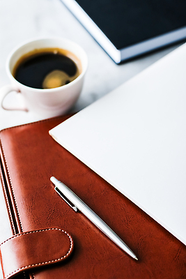 포토 JPG 해외이미지 백그라운드 사람없음 사무실 펜 공책 클래식 커피잔 가죽 해외202309 해외포토 커피 컨셉 비즈니스 문구용품 잔 필기구 파일형식