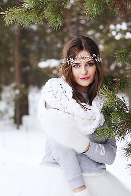 포토 JPG 해외이미지 나무 드레스 여자 신부 한명 상반신 성인 야외 앞모습 설원 화관 털장갑 머리장식 성인여자한명만 해외202309 해외포토 식물 1 옷 꽃 뷰포인트 장갑 결혼 눈_날씨 사람 장식 여자한명만 성인여자만 파일형식