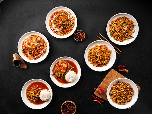 포토 JPG 해외이미지 전통 접시 문화 음식 탁자 밥 종류 육류 요리 동양인 사람없음 가로 세트 식당 식사 저녁식사 여러개 소고기 면 메뉴 점심식사 구성 전국 맛있는 해외202309 해외포토 식기 가구 다수 식재료 인종 상점 파일형식