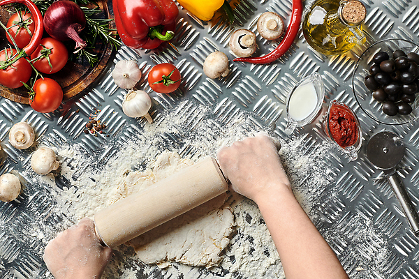 포토 JPG 해외이미지 손 여자 토마토 고추 양파 파프리카 마늘 요리 한명 성인 신체부위 밀기 올리브오일 올리브 반죽 밀대 피자칼 성인여자한명만 해외202309 해외포토 1 열매 채소 모션 주방용품 사람 기름_음식 여자한명만 성인여자만 파일형식